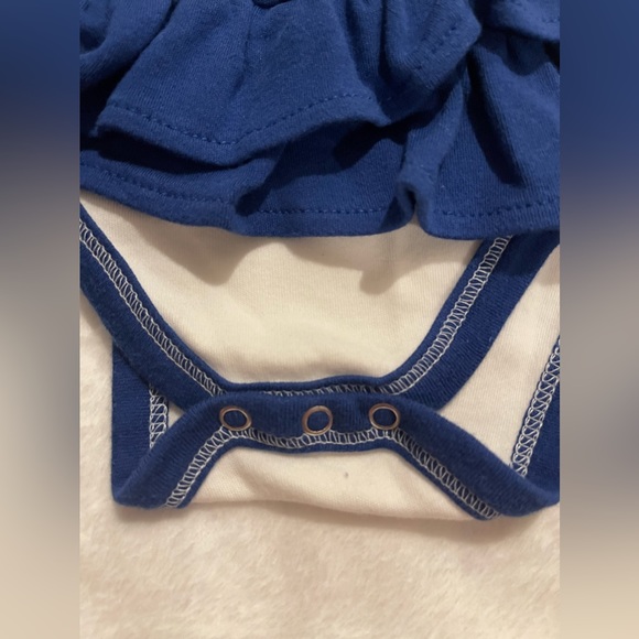 L.A Dodgers Baby Girl Onesie Bib & Booties - Picture 3 of 9